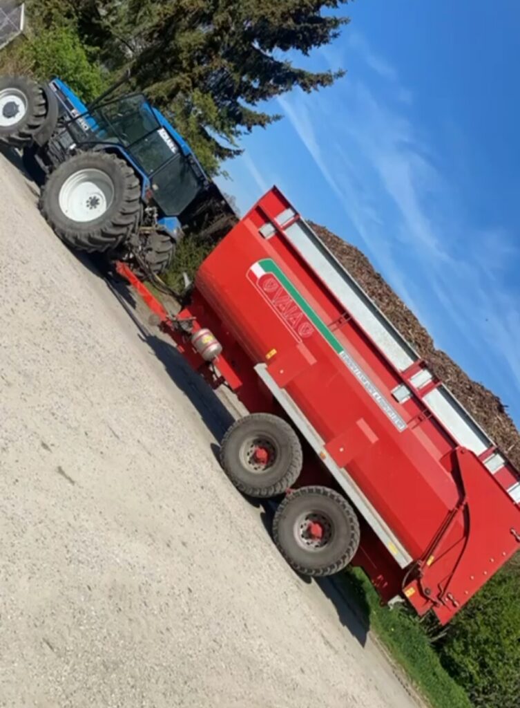 Traktor mit Anhänger voller Holz auf dem Matzerhof – regionale Holzdienstleistungen und Transport von Brennholz