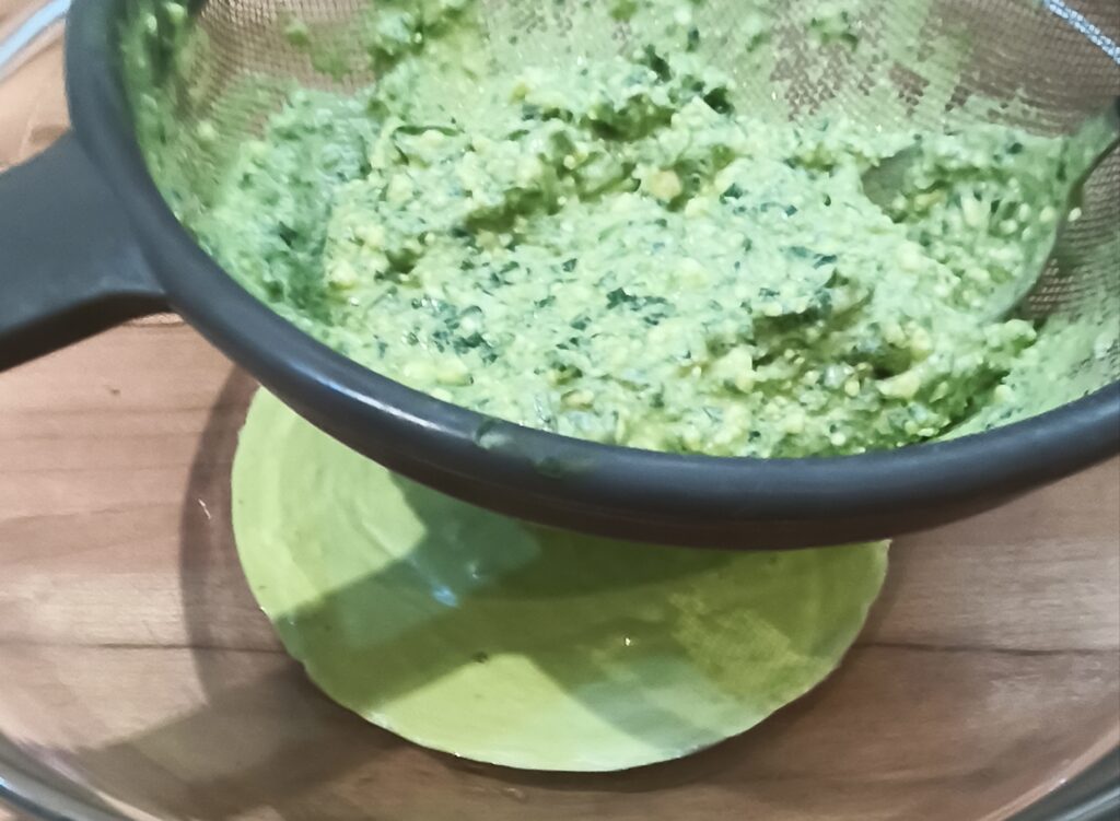 Zubereitung Bärlauchaufstrich mit Frischkäse aus Rohmilch – cremiger, selbstgemachter Brotaufstrich vom Matzerhof