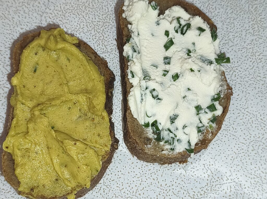 Hausgemachte Brotaufstriche auf frischem Brot – Frischkäse aus Rohmilch und würziger Aufstrich vom Matzerhof