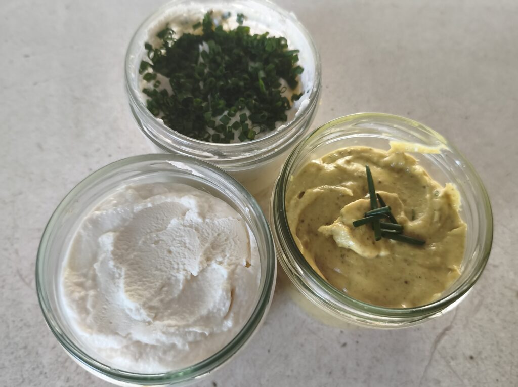Aufstrich-Trio aus Rohmilch-Frischkäse – cremige Brotaufstriche mit Kräutern und Gewürzen selbst gemacht