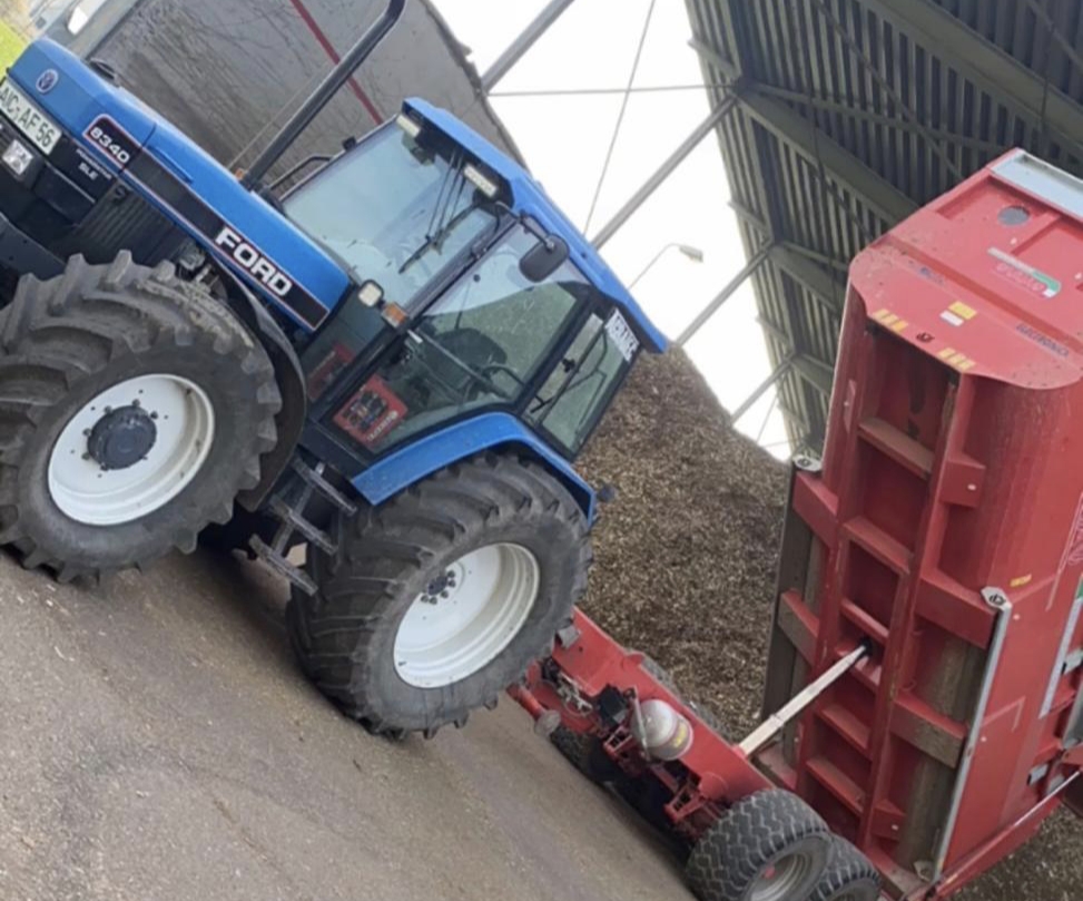 Traktor mit Holzanhänger beim Beladen von Hackschnitzel auf dem Matzerhof – professionelle Holzdienstleistungen aus regionaler Landwirtschaft