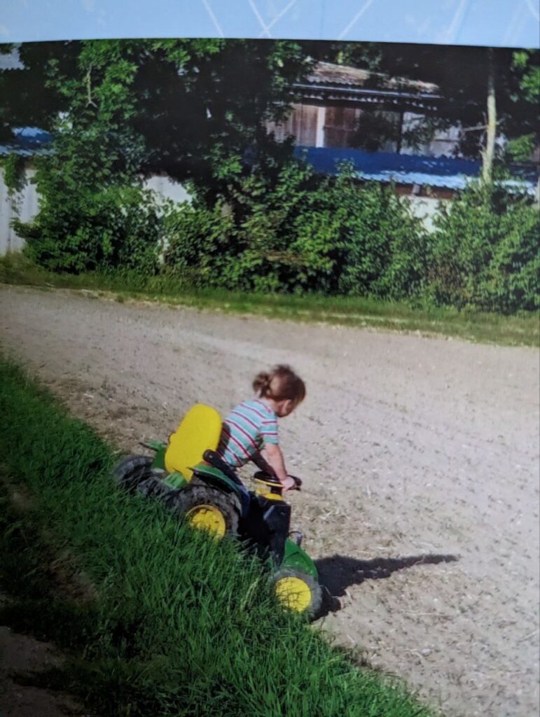 Kind fährt mit Spielzeug-Traktor am Matzerhof – ländliches Leben, Familienalltag und Bauernhof-Idylle in Bayern