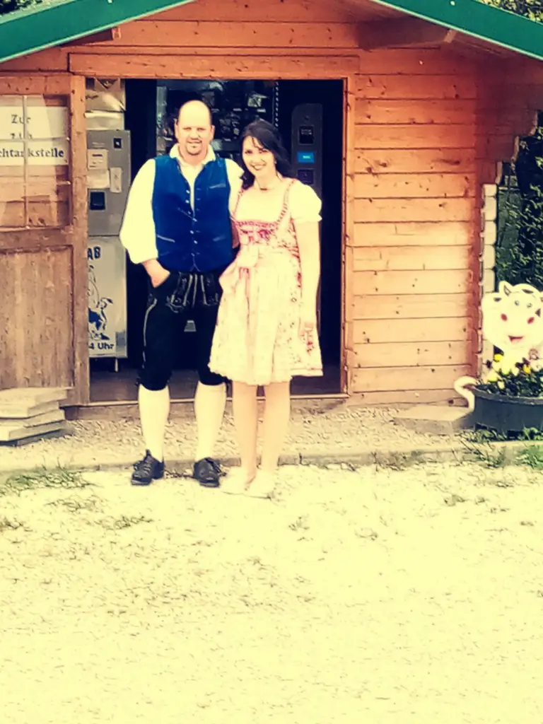 Paul und Daniela Lichtenstern vor dem Hofladen am Matzerhof