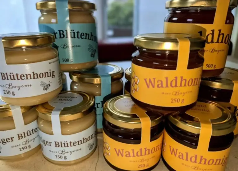 Blütenhonig und Waldhonig aus Bayern im Hofladen – regionale Imkereiprodukte in Gläsern