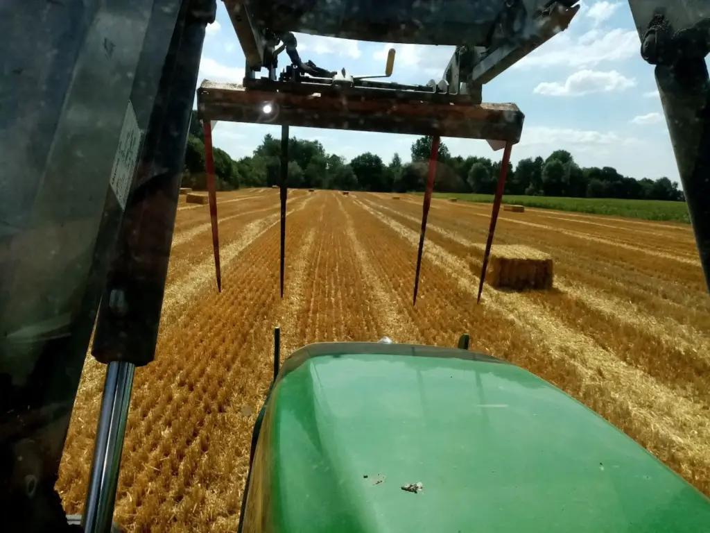 Traktor im Einsatz bei Feldarbeiten – professionelle Landwirtschaft und Bodenbearbeitung am Matzerhof
