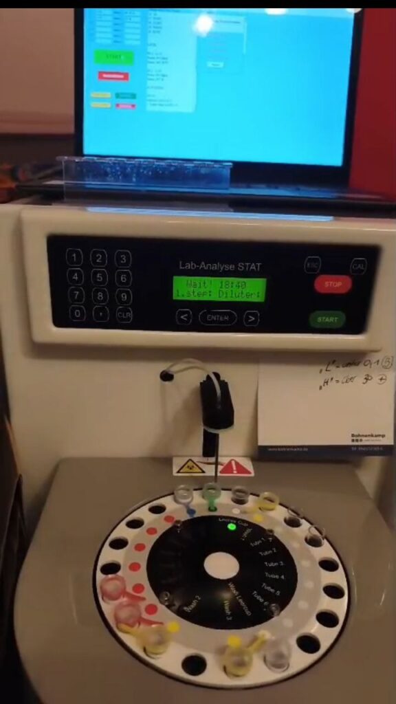 Milchanalyse im Labor mit moderner Technik – Qualitätskontrolle von Rohmilch am Matzerhof