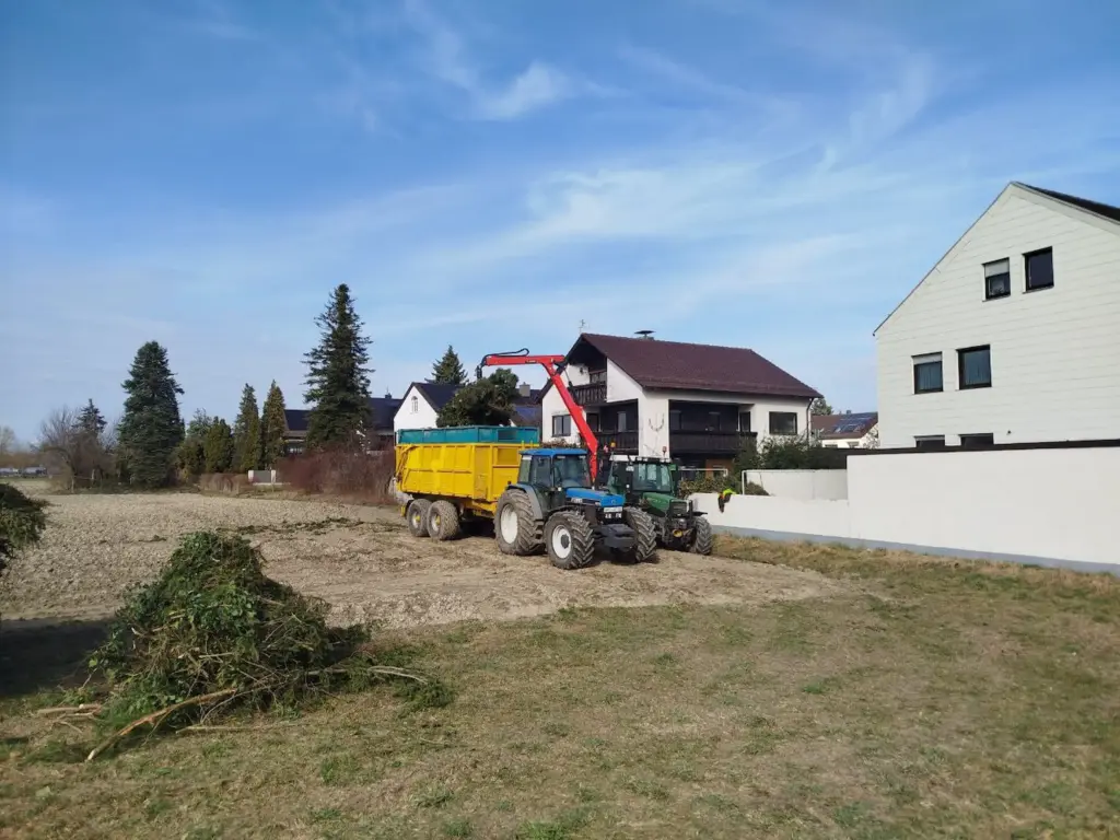 Landwirtschaftliche Arbeiten mit Traktor und Anhänger auf dem Matzerhof – regionale Dienstleistungen und Hofarbeit